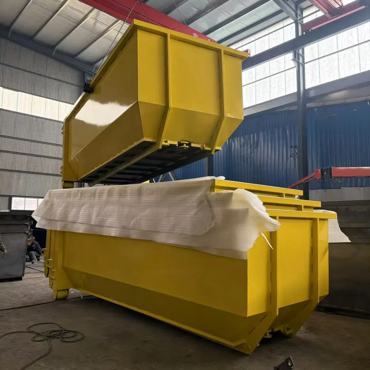 Abrollcontainer mit Hakenlift zum Verkauf